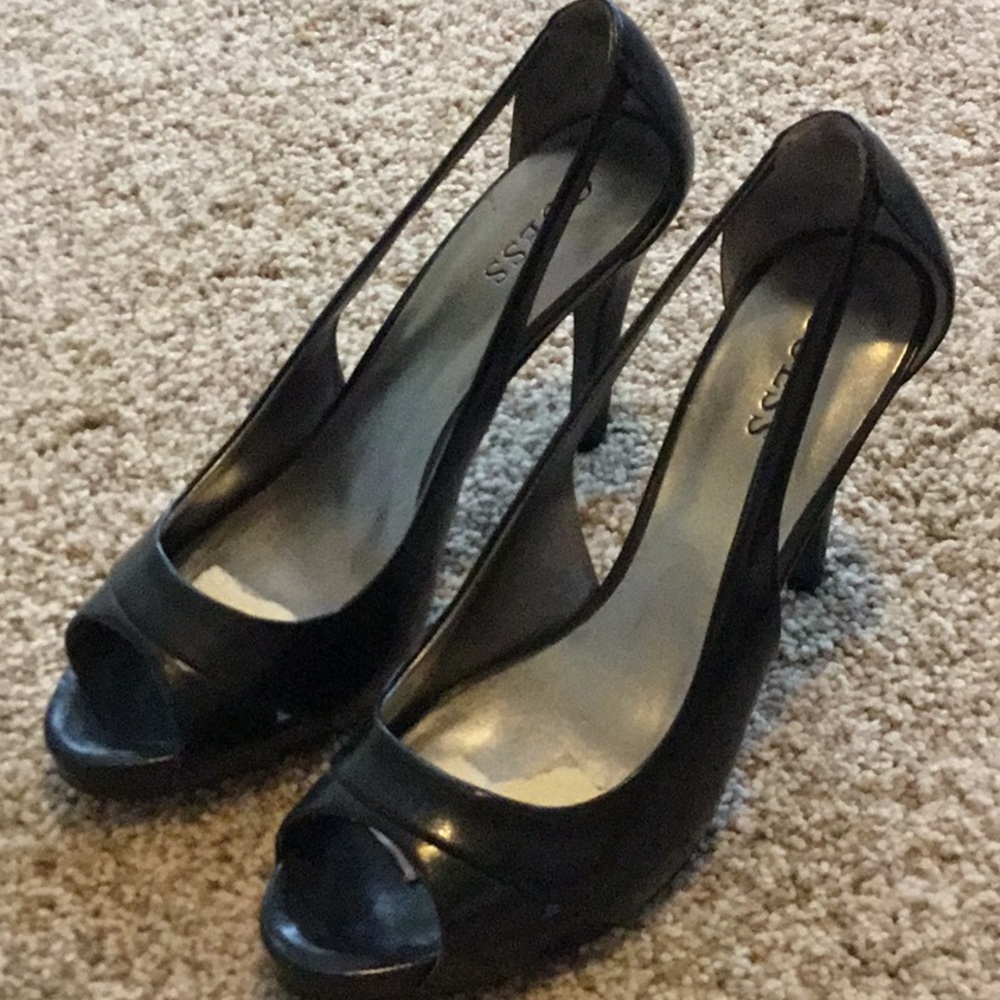 Guess Peep Toe Black Leather Pump
